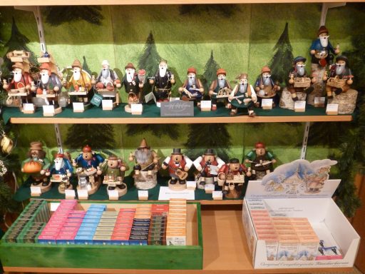 Räuchermännchen aus dem Erzgebirge und Räucherkerzen