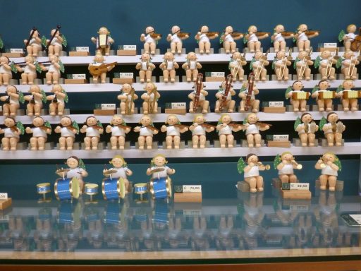 Fa. Wendt & Kühn, Musikengel sitzend.